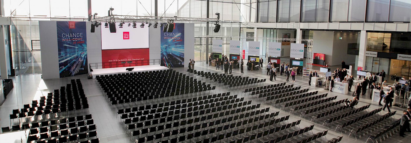 Tagung und Konferenz - Partner Conference in der Aktionshalle der Messe Karlsruhe mit großer LED-Wall der KMK und AV- und Veranstaltungstechnik von PINK Event Service