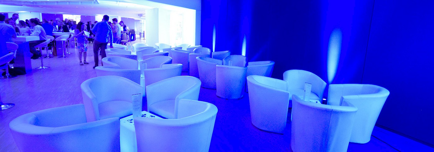 Event-Mobiliar von PINK Event Service - schicker Lounge-Sessel weiß - Karlsruhe und Frankfurt