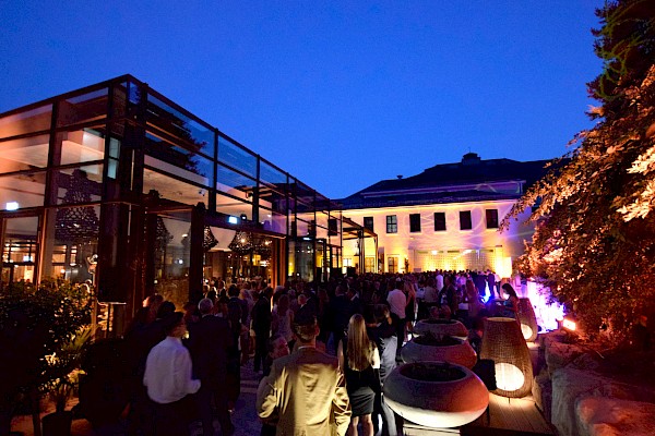 Illumination und Eventbeleuchtung der Outdoor-Location des Casinos Baden-Baden im Kurhaus mit PINK Event Service