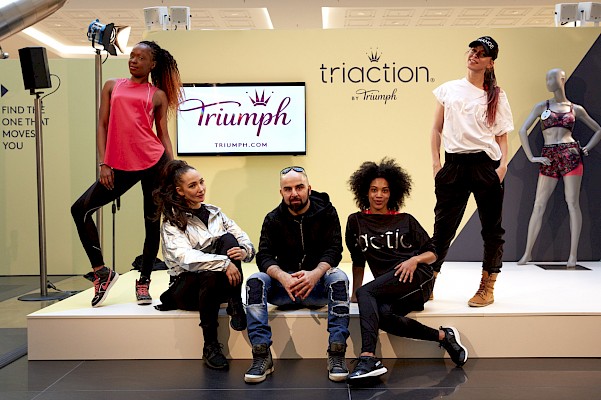 Roadshow Crew für Triumph auf Eventbühne im Shopping Center