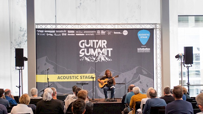 Bühnenbau der Accoustic Stage beim Guitar Summit von Eventtechnikfirma PINK Event Service