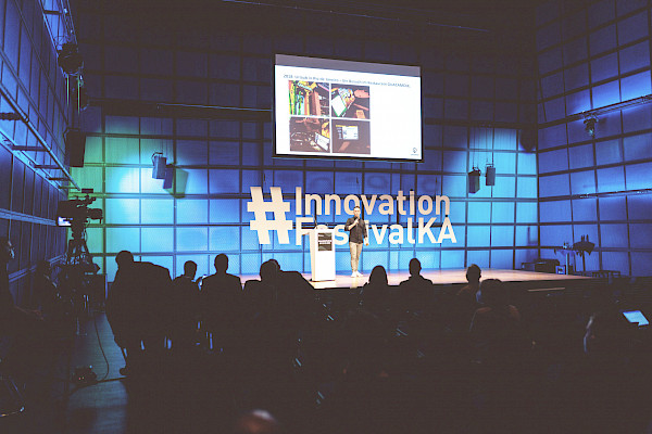 Vortrag beim InnovationFestival im ZKM in Karlsruhe (Bild: Dennis Dorwarth)