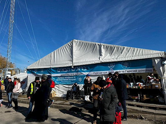 Der Auflieger von PINK Event Service fährt von Karlsruhe nach Sighet in Rumänien, um Hilfsgüter an die Ukrainische Grenze zu bringen