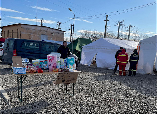 Der Auflieger von PINK Event Service fährt von Karlsruhe nach Sighet in Rumänien, um Hilfsgüter an die Ukrainische Grenze zu bringen